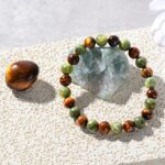 Bracelet bohème chic avec pierre œil-de-tigre et pendentif argenté - Pierre naturelle, porte-bonheur, accessoire polyvalent, idée cadeau – Image 3